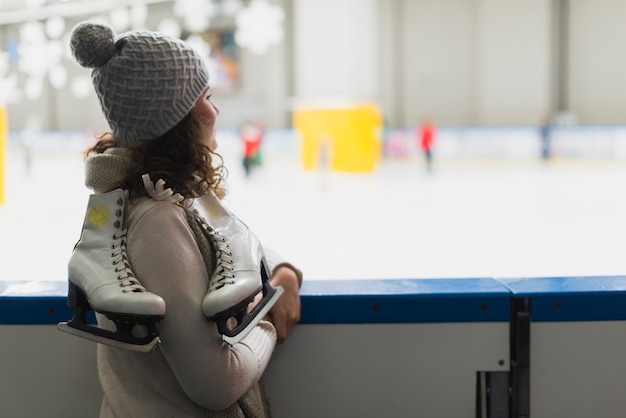Vista lateral mulher olhando para a pista de patinação