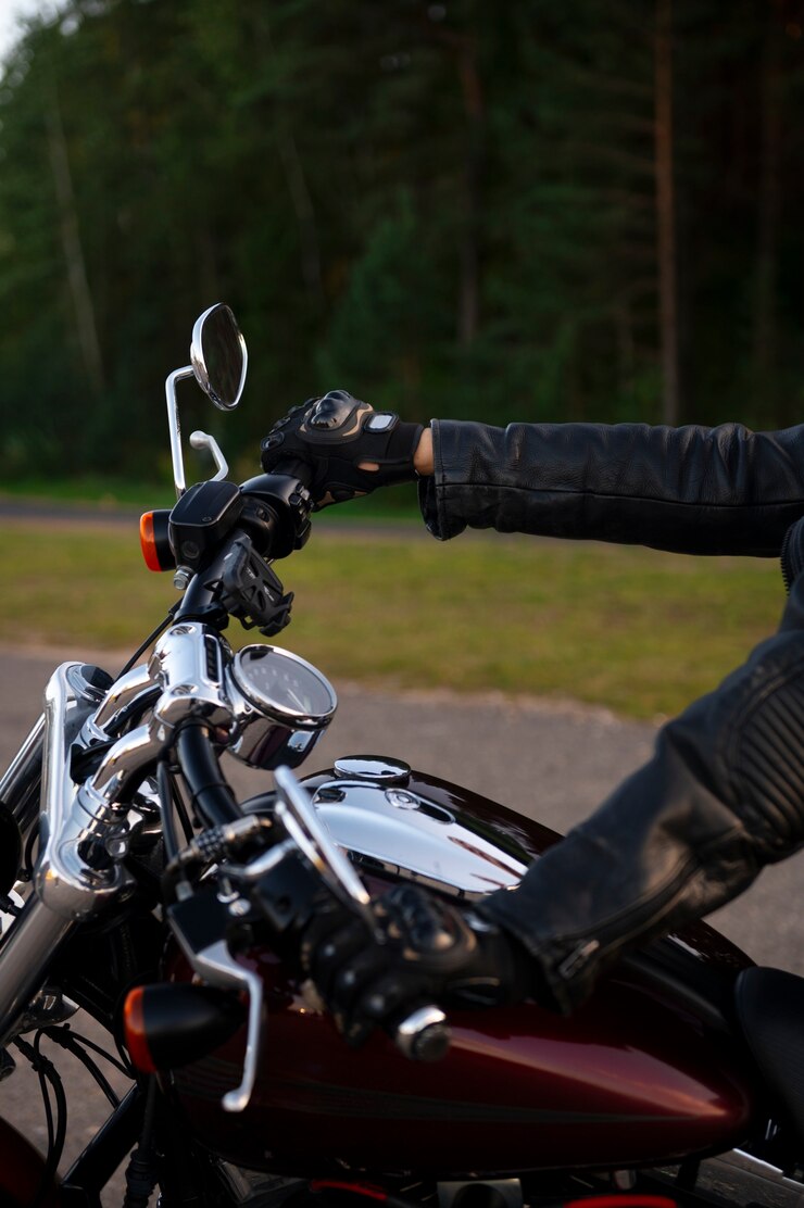 Foto grátis vista lateral mulher sênior com motocicleta