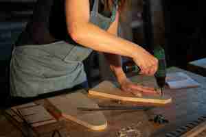 Foto grátis vista lateral mulher trabalhando com madeira