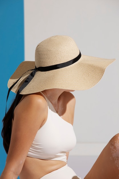 Vista lateral mulher usando chapéu