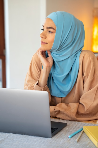 Vista lateral mulher vestindo hijab
