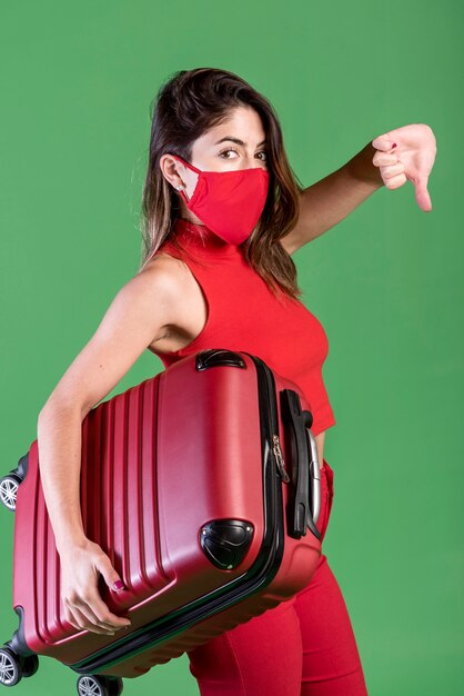 Vista lateral mulher vestindo máscara vermelha