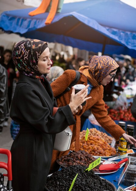 Vista lateral mulheres comprando para o ramadã
