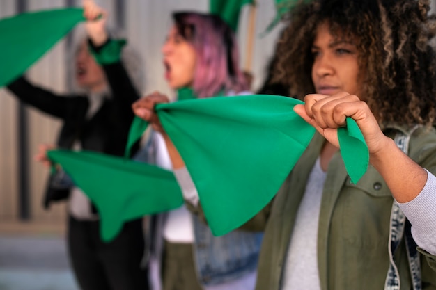 Vista lateral mulheres protestando ao ar livre