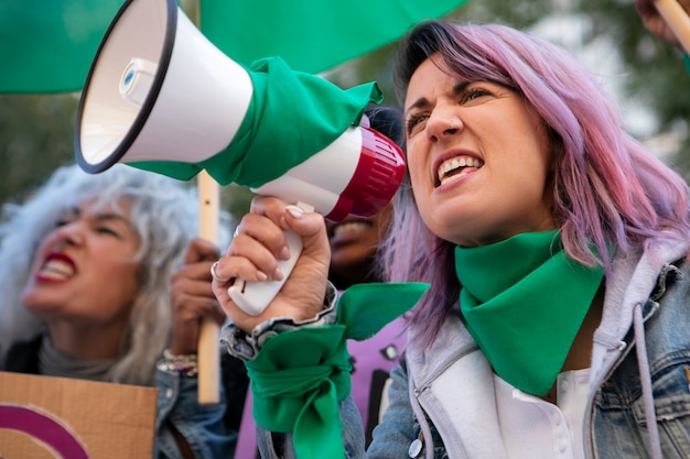 Foto grátis vista lateral mulheres protestando ao ar livre