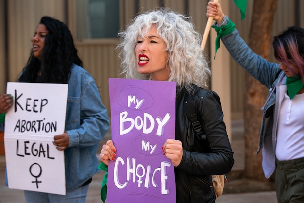 Foto grátis vista lateral mulheres protestando ao ar livre