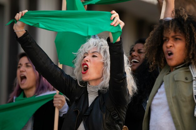 Vista lateral mulheres protestando ao ar livre