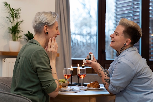 Foto grátis vista lateral mulheres românticas em casa