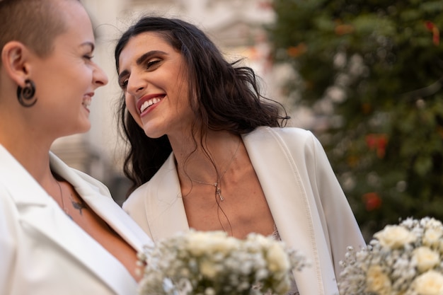 Vista lateral mulheres se casando