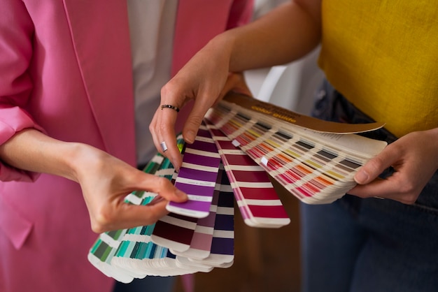 Foto grátis vista lateral mulheres testando cores