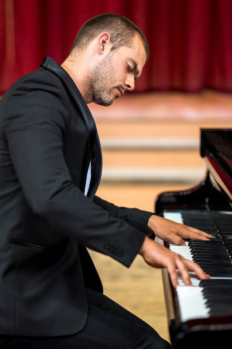 Foto grátis vista lateral músico tocando piano