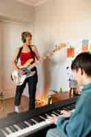 Foto grátis vista lateral pessoas fazendo música em casa
