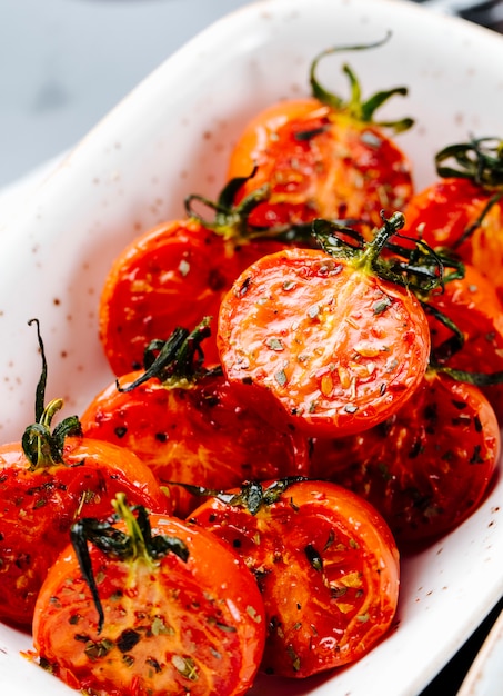 Vista lateral próxima tomates secos ao sol em um prato