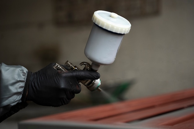 Foto grátis vista lateral pulverizando tinta em pó de uma arma