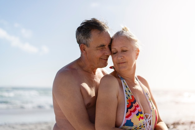 Foto grátis vista lateral românticos velhos na praia