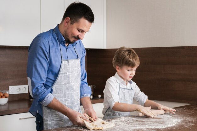 Vista lateral tempo para a família na cozinha