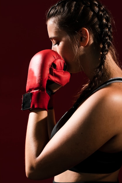 Foto grátis vista lateral tiro médio ó mulher atlética em roupas fitness