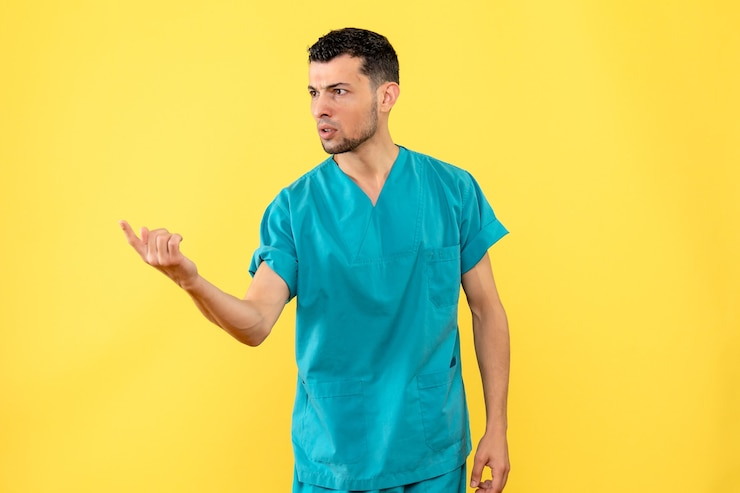 Foto grátis vista lateral um especialista o médico pergunta aos colegas sobre o estado de saúde dos pacientes