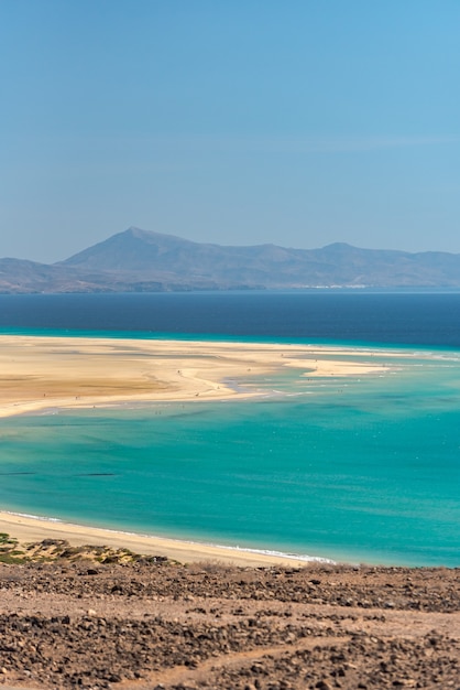 Vista na costa da Playa de Sotavento em Fuerteventura, Espanha