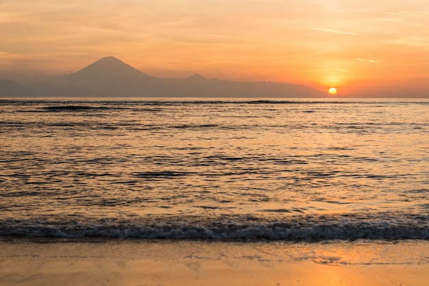 Vista na ilha de Bali ao pôr do sol