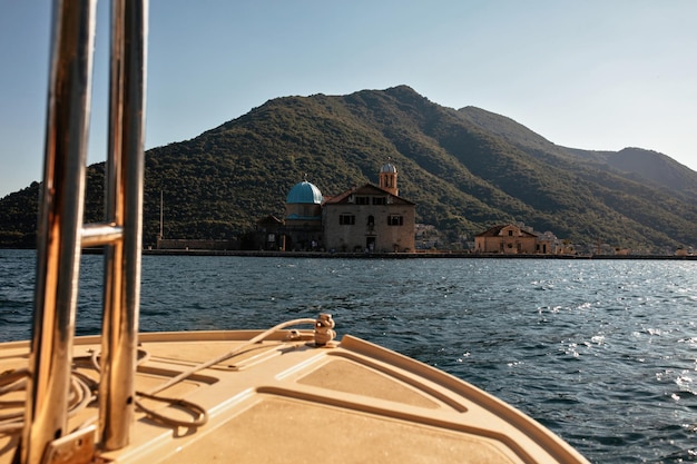 Vista na ilha de Nossa Senhora das Rochas em Montenegro A foto é tirada da proa do navio