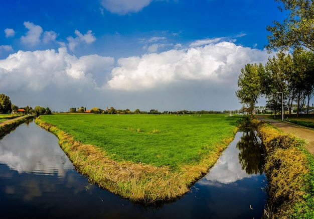 Vista na pequena vila 't woudt em uma paisagem típica de polder holandês.