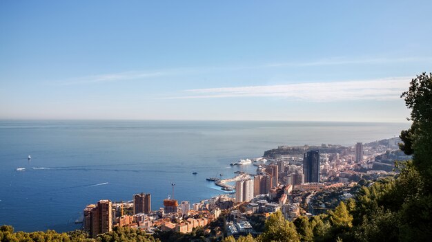 Vista no Mónaco e no mar Mediterrâneo