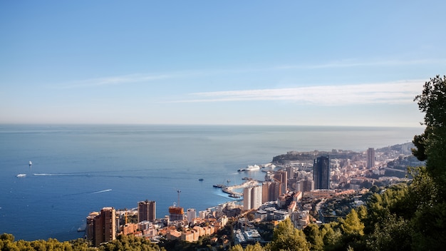 Vista no Mónaco e no mar Mediterrâneo