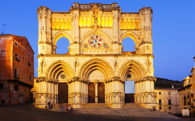 Vista noturna da catedral em cuenca