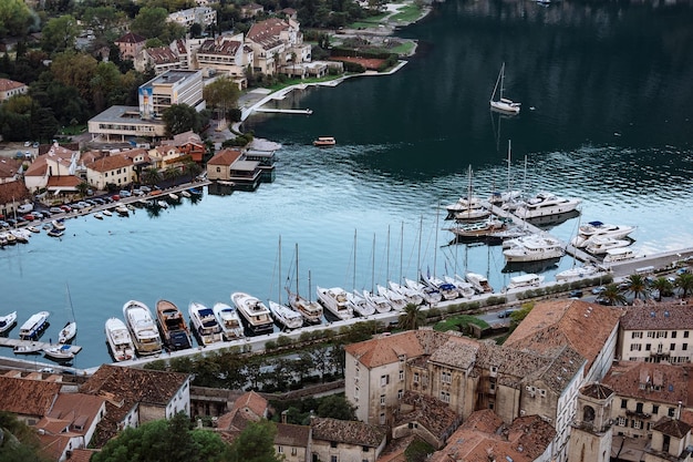 Vista noturna da cidade velha da Baía de Kotor da montanha Lovcen