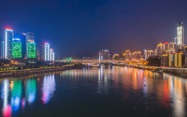 Vista noturna da cidade