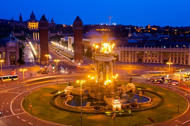 Vista noturna da plaza de espana