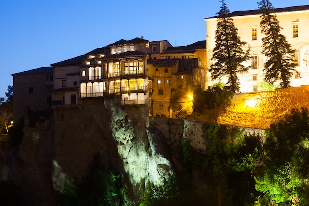 Vista noturna de casas penduradas em Cuenca