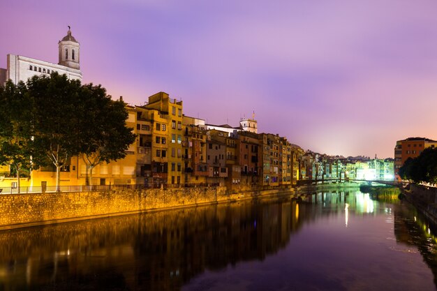 Vista noturna de Girona