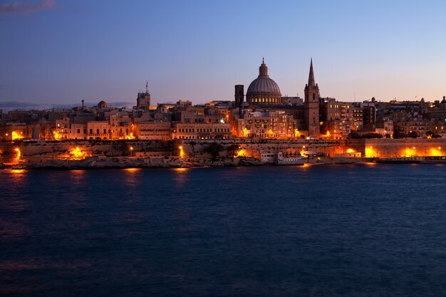 Vista noturna de Valletta, Malta