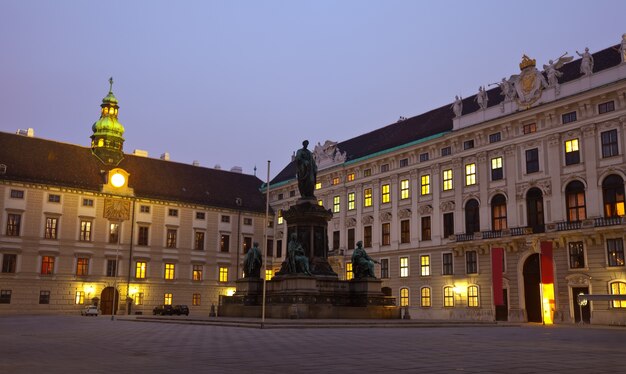 Vista noturna do Palácio de Hofburg. Viena