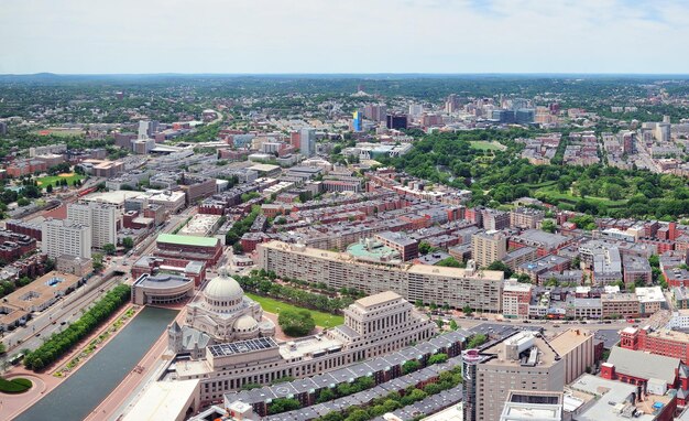 Vista panorâmica aérea da cidade de Boston com edifícios urbanos e rodovia.