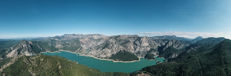 Foto grátis vista panorâmica aérea da montanha, água, vegetação