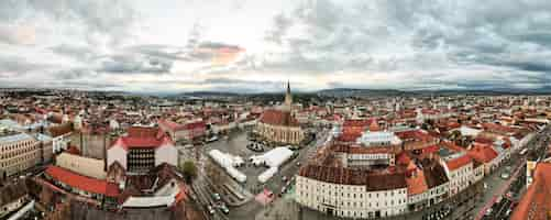 Foto grátis vista panorâmica aérea de drones da igreja de são miguel em cluj romênia