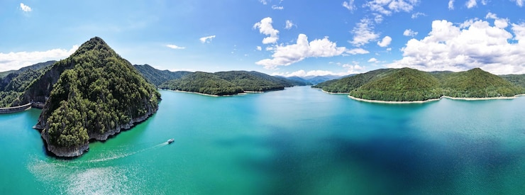 Foto grátis vista panorâmica aérea de drones do lago vidraru na romênia