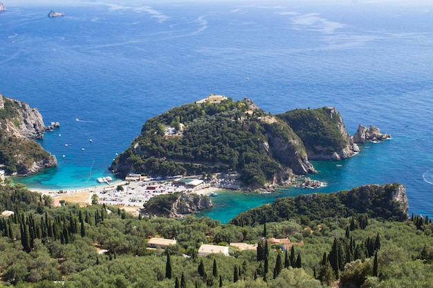 Vista panorâmica ao mar e à costa em dia de verão. corfu. grécia.