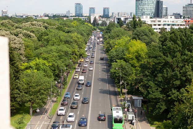 Vista panorâmica da avenida com carros da cidade metropolitana durante os dias de verão