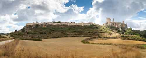 Foto grátis vista panorâmica da cidade medieval de calatanyazor