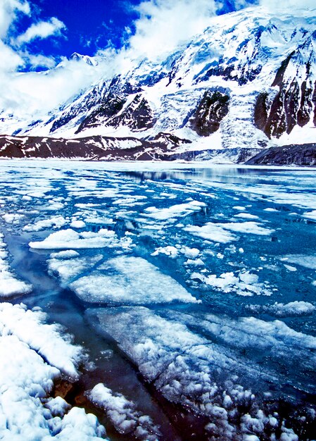 Vista panorâmica da paisagem congelada do Lago Tilicho nos Himalaias