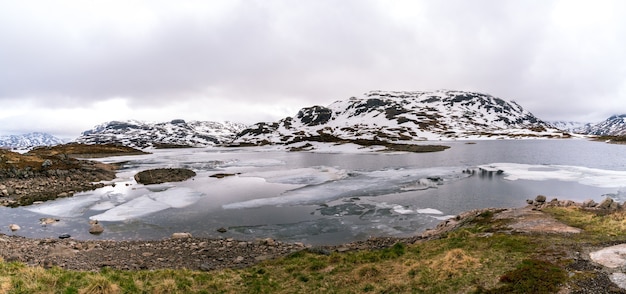 Foto grátis vista panorâmica da paisagem nevada da noruega
