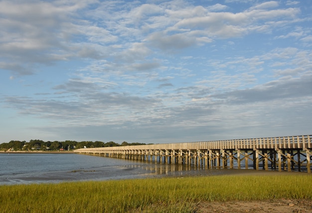 Foto grátis vista panorâmica da ponte powder point que se estende sobre a baía de duxbury