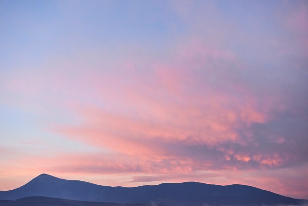 Vista panorâmica das montanhas do nascer do sol nos Cárpatos, na Ucrânia.