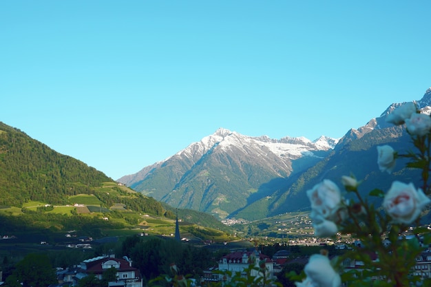 Vista panorâmica de edifícios rodeados por montanhas íngremes