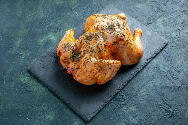 Vista panorâmica de frango temperado cozido em superfície escura
