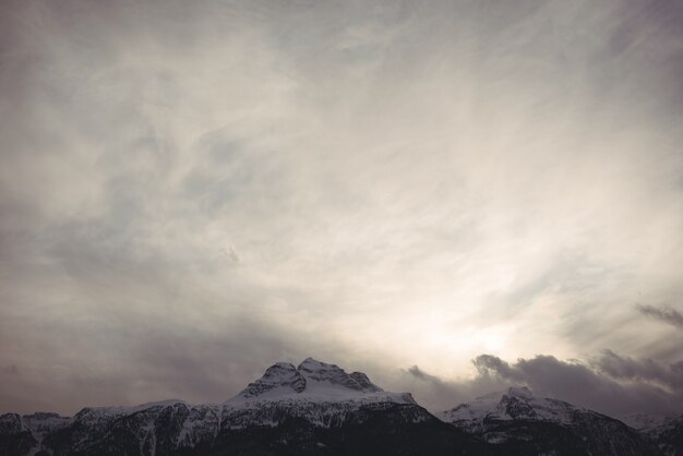 Vista panorâmica de montanhas cobertas de neve